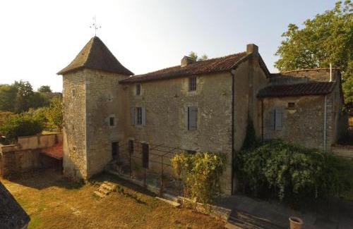 Beaulieu-sur-Sonnette House | Prieuré du XVème restauré, jardin clos de 2000 m², piscine, cheminée, WiFi fibre, proche église - FR-1-653-219