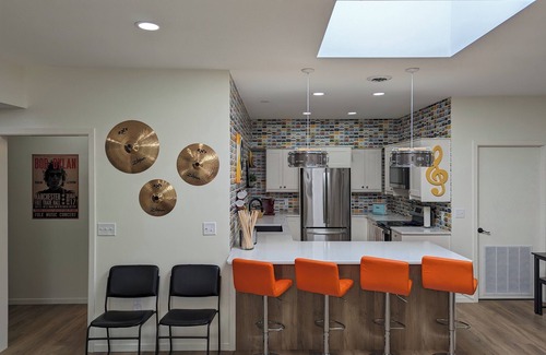 Saint Peter Apartment | Prime Downtown Music Lovers Experience! Nostalgic Mid-Mod In Historic St Peter