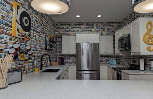 Saint Peter Apartment | Prime Downtown Music Lovers Experience! Nostalgic Mid-Mod In Historic St Peter