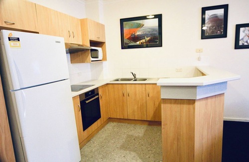 North Adelaide Apartment | Prime Location | 2BR Grand Apt | Courtyard | North Adelaide | Near CBD Events + Private Parking