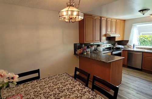 Pleasanton House | Prime location - 2-bedroom townhome in Pleasanton with AC, WiFi