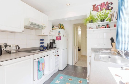 Bow West Apartment | Prime Location | 3 Bed | WiFi | East London