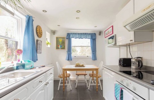 Bow West Apartment | Prime Location | 3 Bed | WiFi | East London