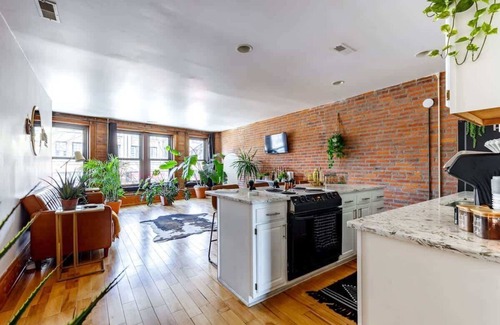 Italian Village Apartment | PRIME Location - CLEAN - Top Rated - Free Parking
