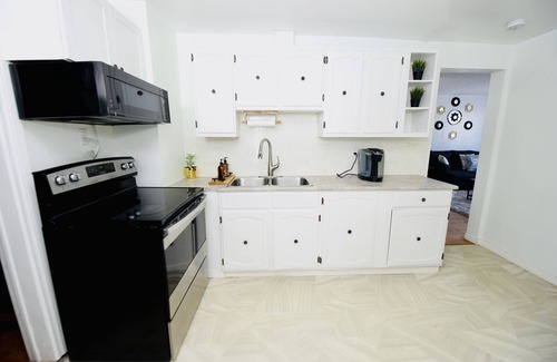 Kingston Apartment | Prime Location Duo Nest & Rest