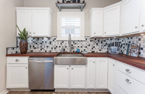 Fort Worth Cultural District House | Prime Location + Hot Tub | Walk to Dickies Arena