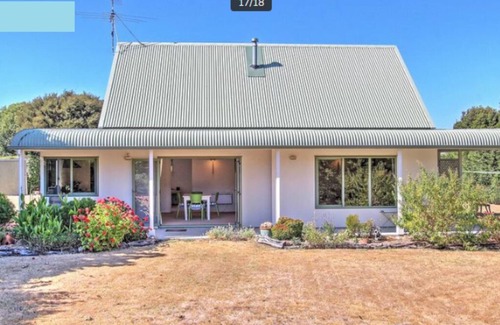 Motueka House | Prime location; Quality Secluded Beach-front Cottage!