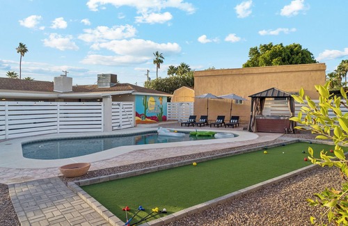 Sherwood Towne Apartment | Prime Location | Shared Pool | Hot Tub | Games