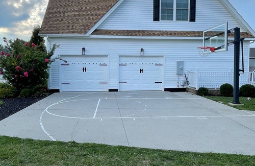 Christiansburg House | Prime Location!-Sleeps 17-Hot Tub~- VT Football, Graduation, Huckleberry Trail!