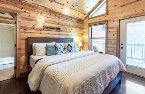 Hochatown Cabin | Prime Location | Sleeps 12 | Wi-Fi | Hot Tub | Fire Pit | Kids Games | Pet OK