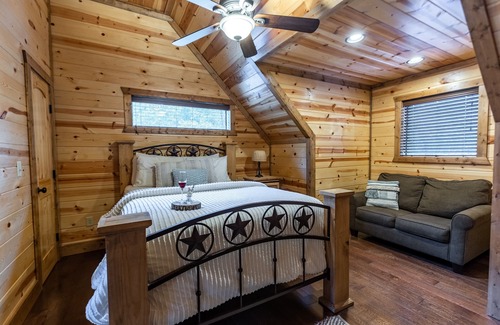 Hochatown Cabin | Prime Location | Sleeps 12 | Wi-Fi | Hot Tub | Fire Pit | Kids Games | Pet OK