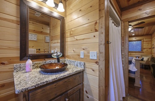 Hochatown Cabin | Prime Location | Sleeps 12 | Wi-Fi | Hot Tub | Fire Pit | Kids Games | Pet OK