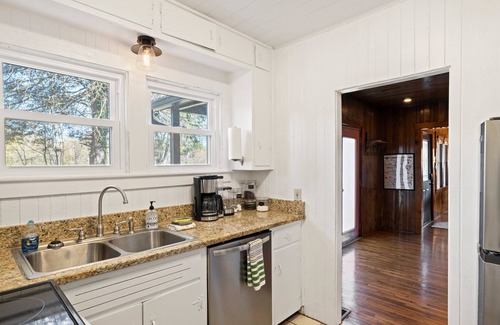 Arden House | 《Prime Location w/HOT TUB ❤Dog Friendly❤ Games, Disc Golf & Fast Wifi》