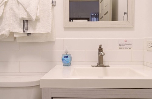 Wicker Park Apartment | Prime Location Wicker Park Studio Close to Shops & Dining