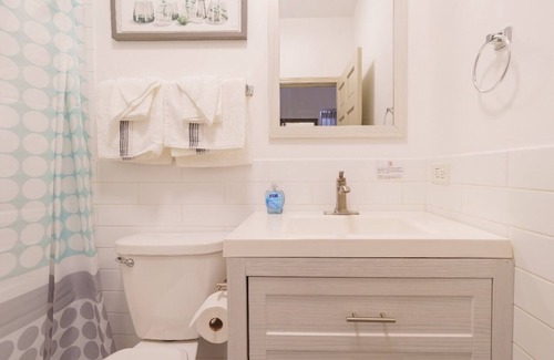 Wicker Park Apartment | Prime Location Wicker Park Studio Close to Shops & Dining
