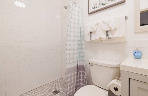 Wicker Park Apartment | Prime Location Wicker Park Studio Close to Shops & Dining