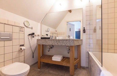 Baarlo Hotel | Prime Location with Nature Access! Free Parking, Dining! Near Stuw Belfeld