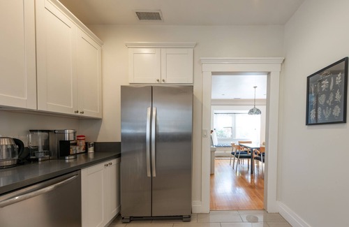 Los Feliz House | Prime Los Feliz Craftsman 2/1 Bungalow Home, Big Yard, Dog Friendly,Washer/Dryer