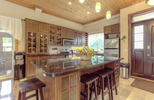 Bracebridge Ski Chalet | Prime Muskoka location, Luxury cottage for rent