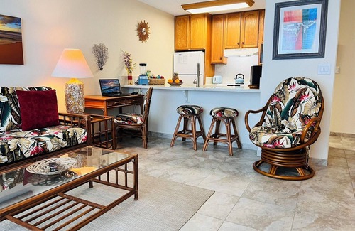 Historic Kailua Village Condo | Prime Oceanfront Kona Reef Vacation Condo - D Building