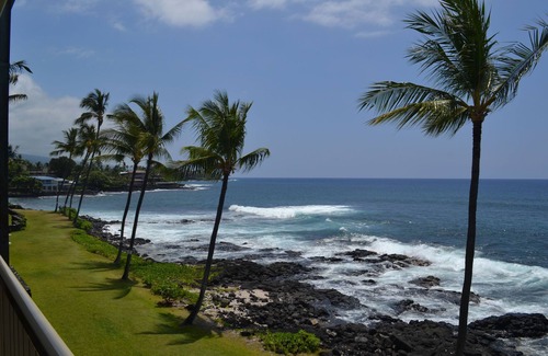 Historic Kailua Village Condo | Prime Oceanfront Kona Reef Vacation Condo - D Building