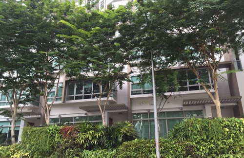Newton House | Prime orchard master room 10 minutes to main orchard rd Somerset station