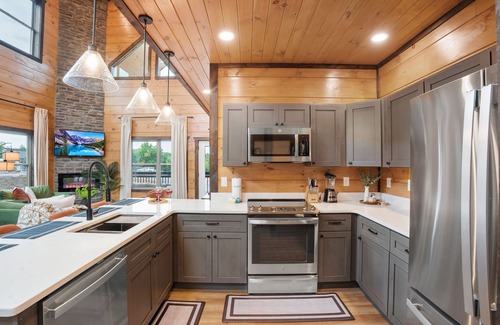 Pigeon Forge Cabin | Prime Spot~GlowGames~Kids Glamping~Pets~HotTub~Indoor Pool~Luxe Amenities