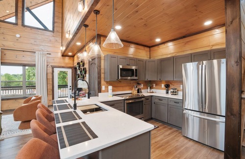 Pigeon Forge Cabin | Prime Spot~GlowGames~Kids Glamping~Pets~HotTub~Indoor Pool~Luxe Amenities