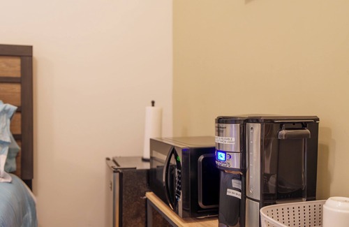 Wicker Park Apartment | Prime Wicker Park Studio Close to Shops & Dining