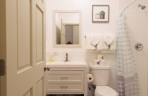Wicker Park Apartment | Prime Wicker Park Studio Close to Shops & Dining