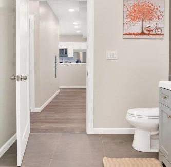 Mill River Apartment | Prime Yale Location WiFi Wooster Square Parking