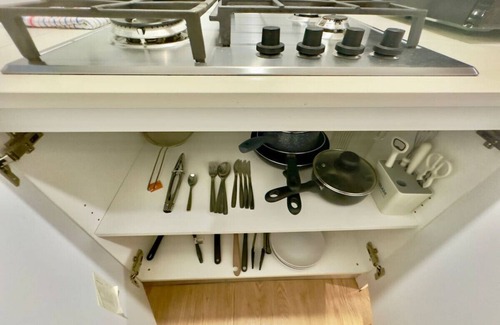 Macgregor Apartment | Prime1BR Near Transport & Retail