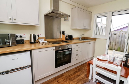 Crossgates Cottage | PRIMROSE COTTAGE, pet friendly, with a garden in Crossgates
