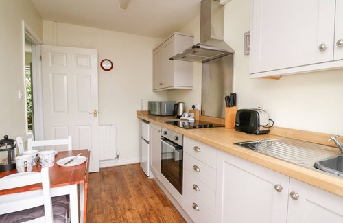 Crossgates Cottage | PRIMROSE COTTAGE, pet friendly, with a garden in Crossgates