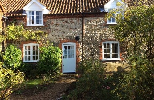 Binham Cottage | Primrose Cottage- Beautiful period cottage, near the coast, sleeps 7.