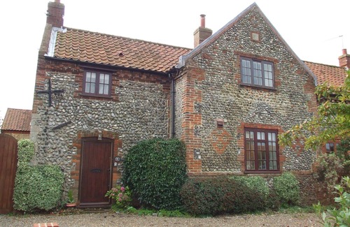 Binham Cottage | Primrose Cottage- Beautiful period cottage, near the coast, sleeps 7.