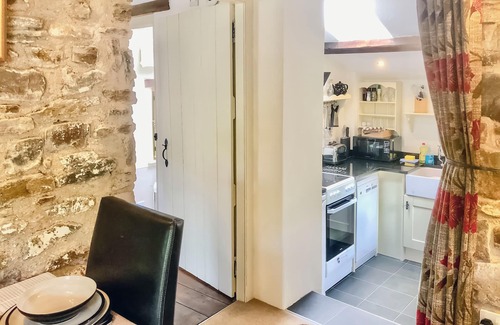 Amroth Cottage | Primrose Cottage - HW7100