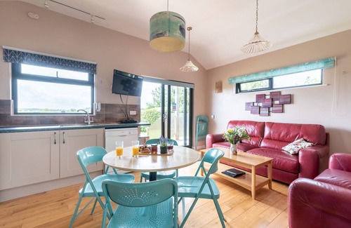 Cheddar Cabin | Primrose lodge - sleeps 4/5 with private hot tub