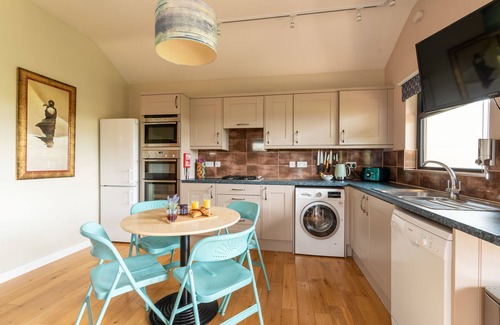Cheddar Cabin | Primrose lodge - sleeps 4/5 with private hot tub