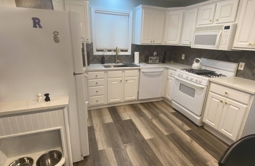 Keansburg House | Pristine 3bed , 3bath 1 min walkto the beach water amusement park. Hot Tub 5 TVs
