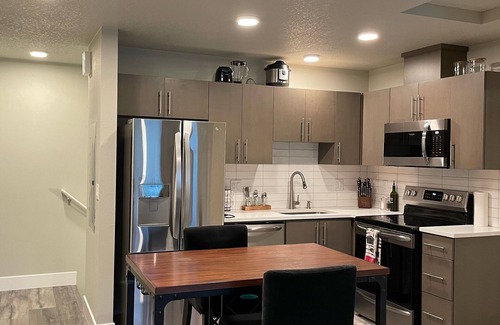 Troutdale House | Private 1Bed 1Bath Guest Suite w/1 Parking Spot minutes from Edgefield