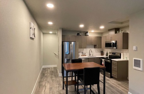 Troutdale House | Private 1Bed 1Bath Guest Suite w/1 Parking Spot minutes from Edgefield