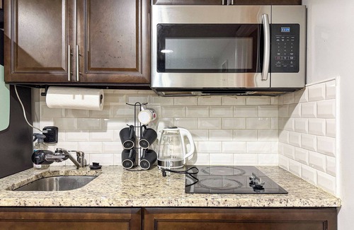 Spruce Hill Apartment | Private 1BR Garden-Level Suite near Upenn