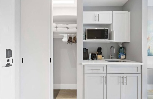 Mott Haven Hotel | Private, 2 Full Beds, Kitchenette+Work Desk, NYC