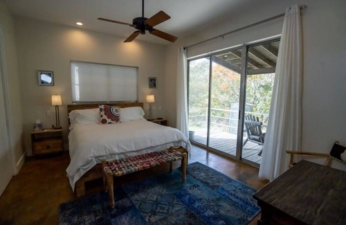 Kyle Hotel | Private 3 bedroom house with a backyard & hot tub