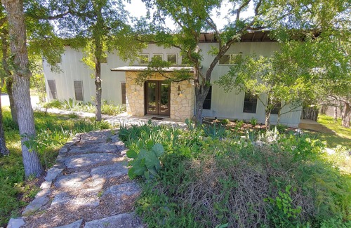 Kyle Hotel | Private 3 bedroom house with a backyard & hot tub