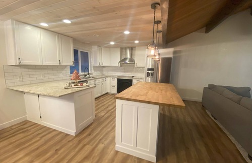 Roseburg Cabin | Private 3-bedroom lodge in Sutherlin with views, WiFi.