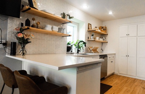 Blaine House | Private 4 Bedroom House Perfect for Families and Weddings! HOTTUB now available!