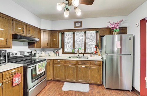 Grove City House | Private 5-Acre Lake: Pet-Friendly Grove City Home