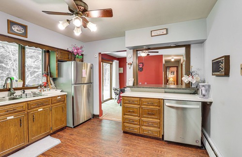 Grove City House | Private 5-Acre Lake: Pet-Friendly Grove City Home